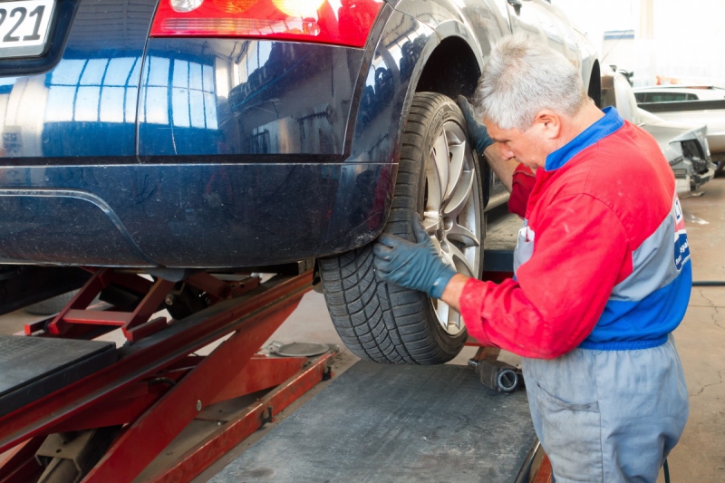 boutique-LE CANNET-min_auto_repair_repair_lift_auto_mechanic_work_clothes_master_professional_man_of_the_fold-685629