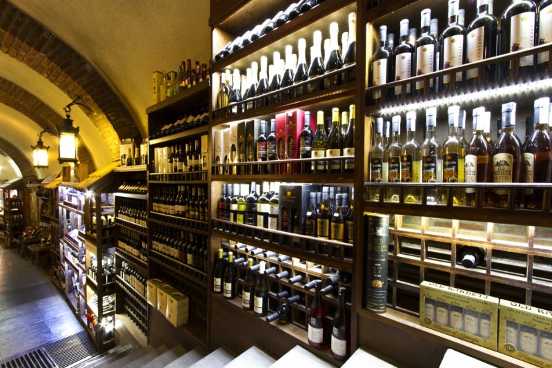boutique-LE CANNET-min_world_street_travel_shop_canon_georgia_wine_bottles-429767